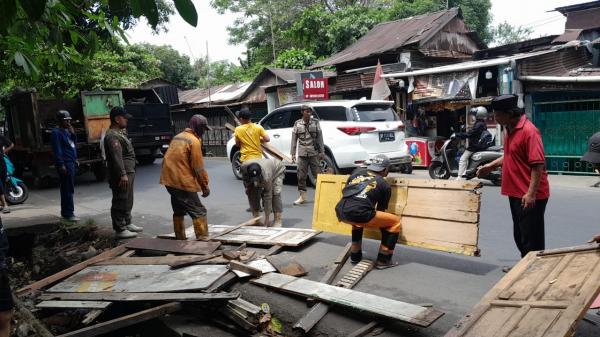 Pasar Tumpah di Tello Makassar Ditertibkan, Lapak Pedagang di Sita