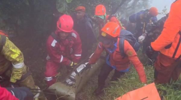 Jenazah Perempuan Korban Kedua Pesawat ATR 42-500 Berhasil Dievakuas, Diserahkan ke Tim DVI
